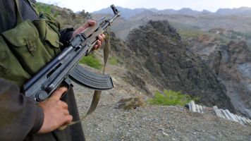 Pakistan Targets Militants, Closes Afghan Border After Terror Attack