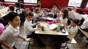 Elementary School students eating lunches in 2006