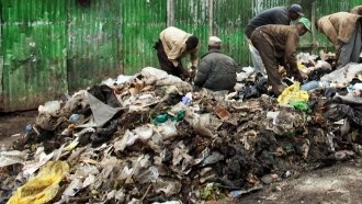 Kenyans search trash heap