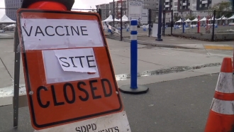 Sign saying "vaccination site closed"