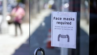 A sign requiring masks