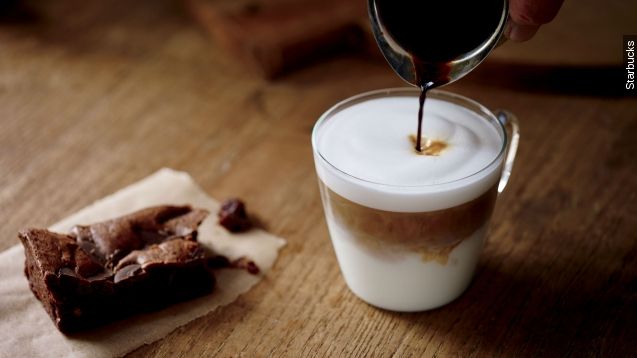 Espresso is poured into the latte macchiato.