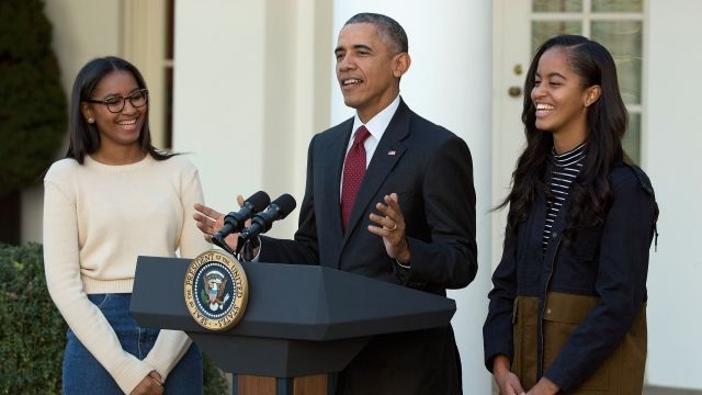 U.S. President Barack Obama delivers remarks with his daughters Sasha (L) and Malia during the annual turkey pardoning ceremony in the Rose Garden at the White House November 25, 2015 in Washington, DC.
