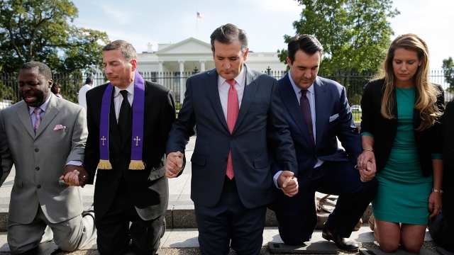 Ted Cruz prays in front of the White House