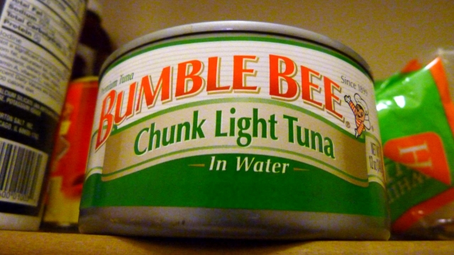 A picture of a can of Bumble Bee tuna.