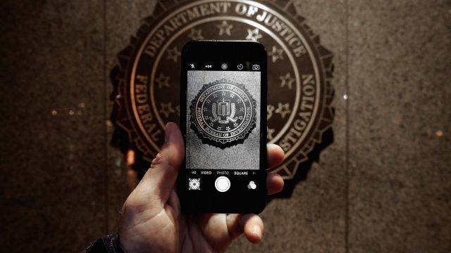 The Justice Department asked to postpone a hearing against Apple.