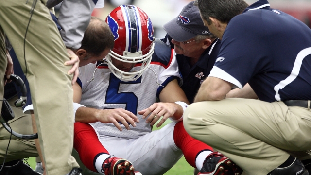 Trent Edwards of the Buffalo Bills suffers a concussion after getting hit.