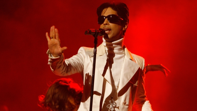 Prince performing.