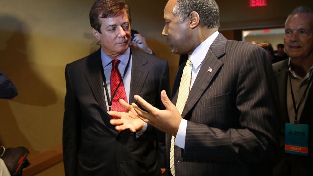Trump's political strategist, Paul Manafort, speaks with former Republican presidential candidate Ben Carson.