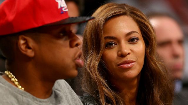 Beyoncé and Jay Z attend a basketball game.