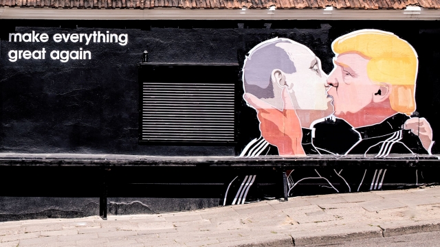 Mural of Vladimir Putin and Donald Trump kissing