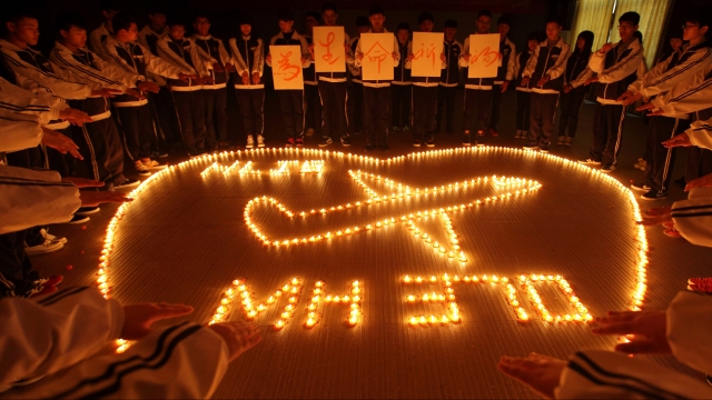 Students in east China pray for the passengers onboard Malaysia Airlines flight MH370.