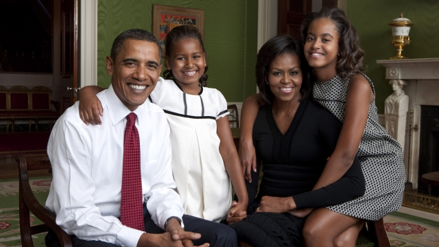 President Barack Obama, daughter Malia Obama, first lady Michelle Obama and daughter Sasha Obama sit for a portrait.