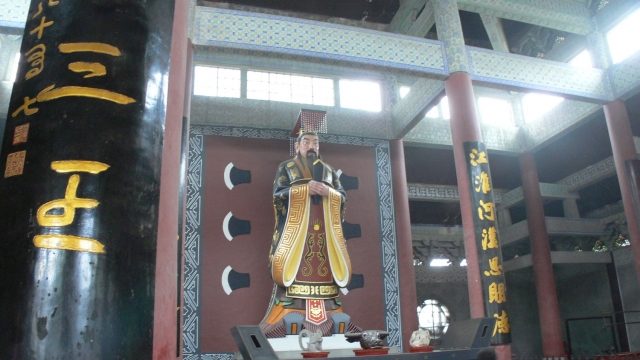 A statue of Yu the Great.