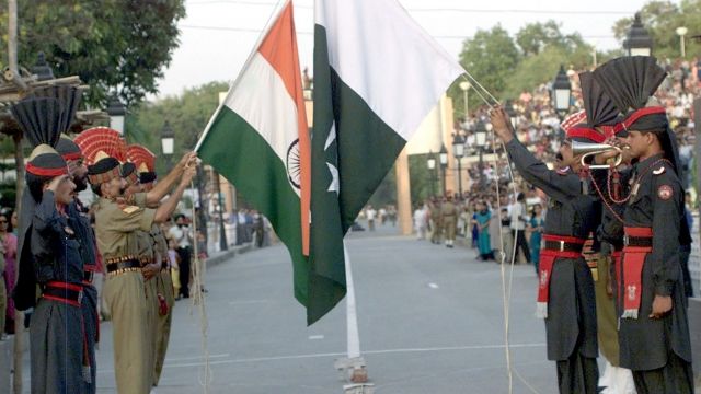 Indian and Pakistan soldiers conduct a closing ceremony.