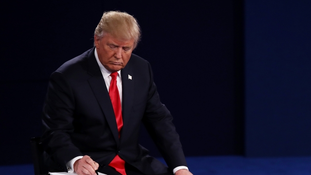 Donald Trump writes on a legal pad during the second presidential debate.