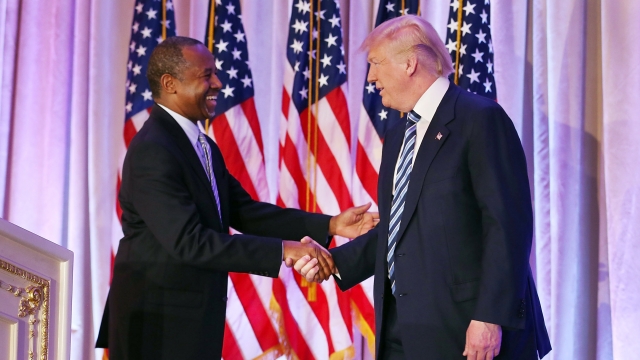 Ben Carson and Donald Trump shake hands.