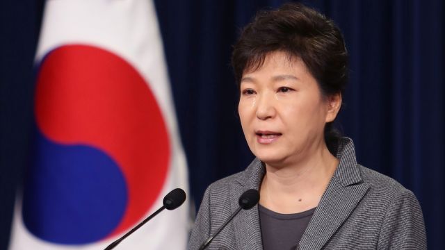South Korean President Park Geun-Hye gives tearful apology