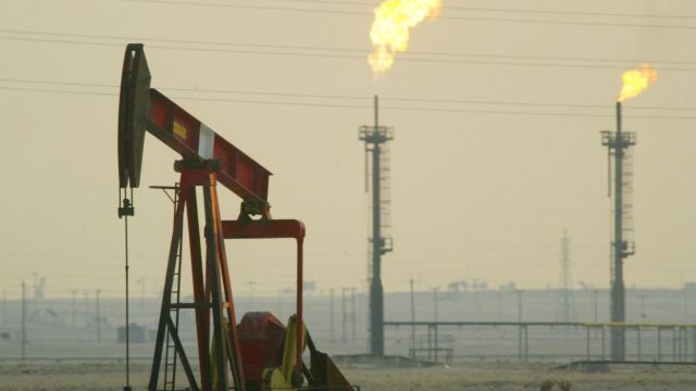 derek pumps in a oil field January 15, 2003 near the Saudi Arabian border, Kuwait