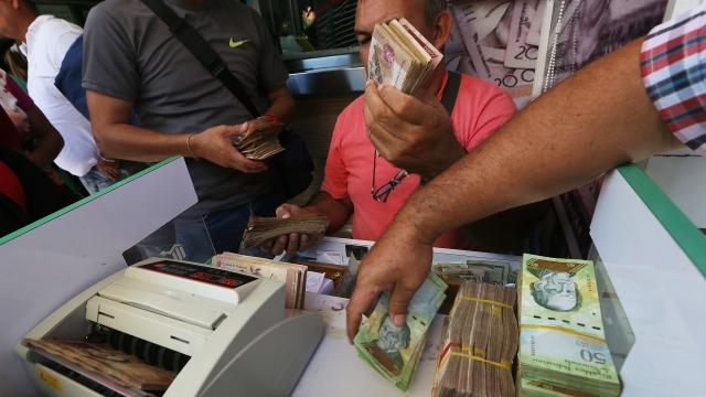People trying to exchange Venezuelan currency.