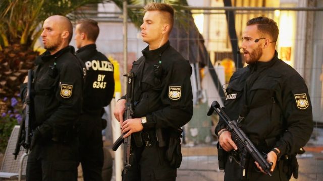 Armed German police