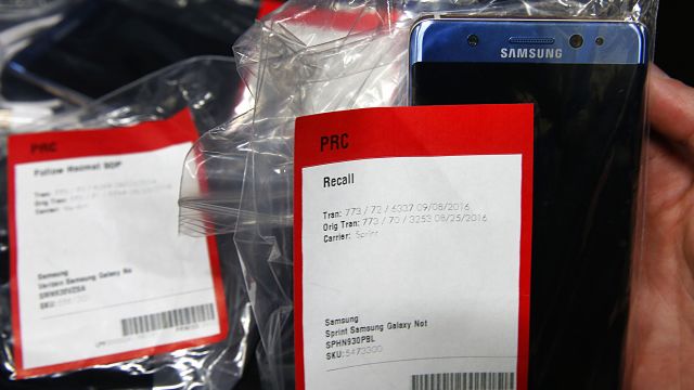 A recall sticker on a Samsung Galaxy Note 7