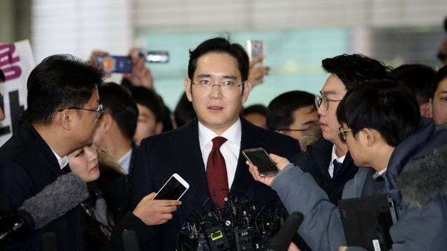 Lee Jae-yong arrives at independent counsels office in January.