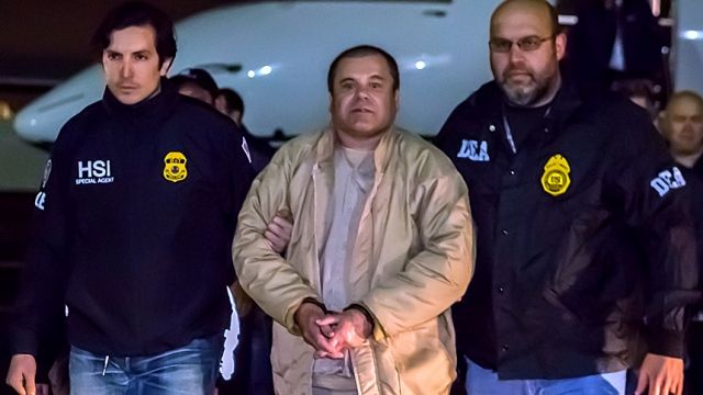 U.S. federal authorities escort Joaquín "El Chapo" Guzmán Loera