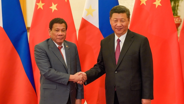 Chinese President Xi Jinping shaking hands with Philippines President Rodrigo Duterte