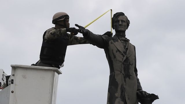 New Orleans city worker starts to remove the Jefferson Davis monument.