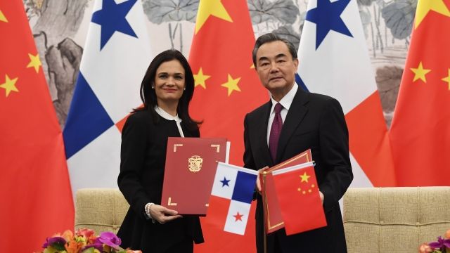 Foreign ministers of Panama and China pose with joint communique establishing relations between countries.