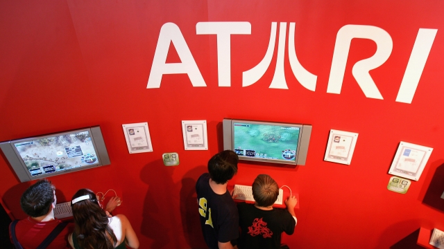 Visitors play Atari games at the 2005 CES