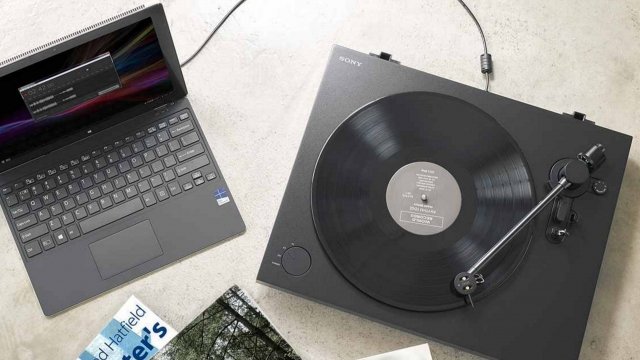 Sony promotes its PS-HX500 turntable.