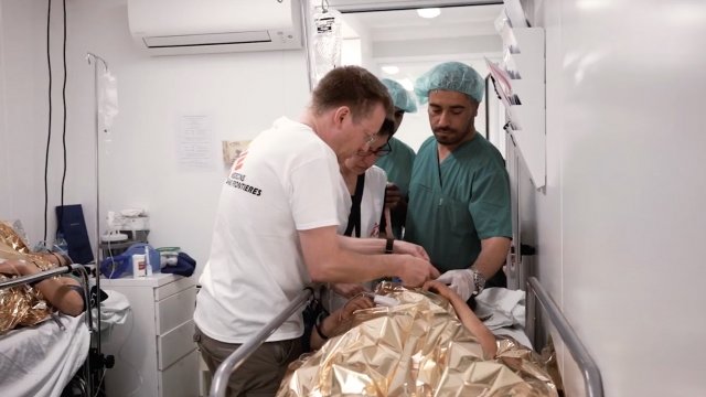Surgeons for Doctors Without Borders treat patient