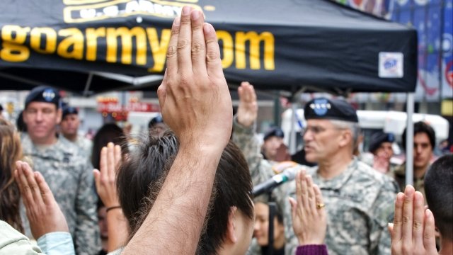 Army recruits take oath of enlistment