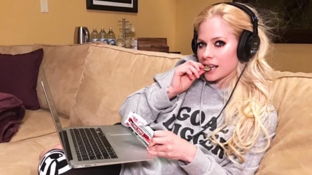 Avril Lavigne advertises "Slim Secrets" snacks.