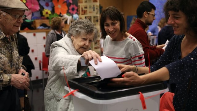 Catalan woman votes in 2017 referendum