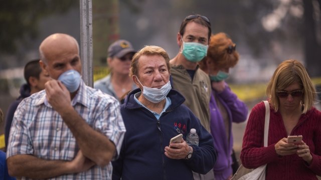 People in California wear masks due to air pollution