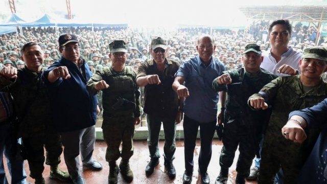 Philippine President Rodrigo Duterte (center) in Marawi City