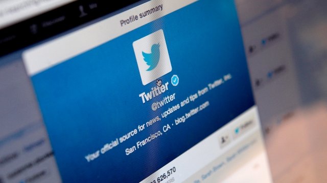 Cursor hovers over Twitter logo