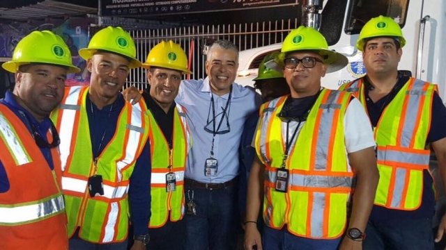 Former PREPA head Ricardo Ramos poses with workers.