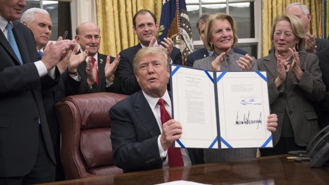 Trump signs anti-opioid bill