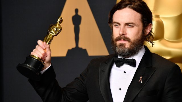 Casey Affleck holding award for 'Manchester by the Sea'