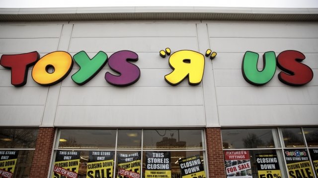 Toys R Us storefront with "Going Out of Business" signs