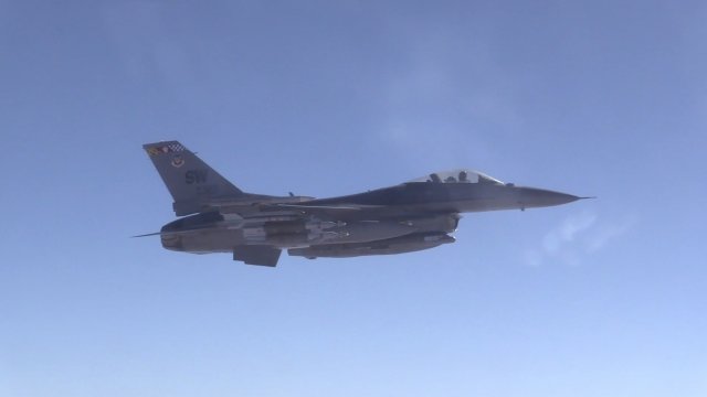An F-16 flying