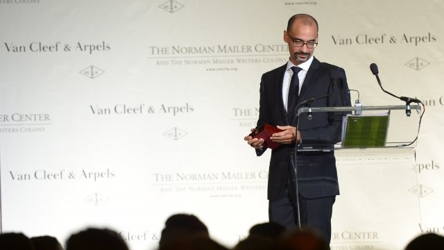 Junot Díaz accepts an award