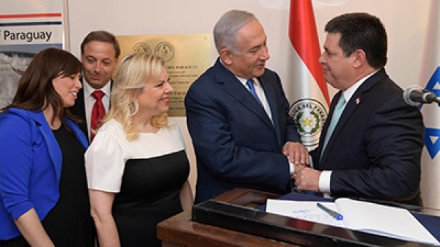 Prime Minister Benjamin Netanyahu and his wife Sara, along with Paraguayan President Horacio Cartes.