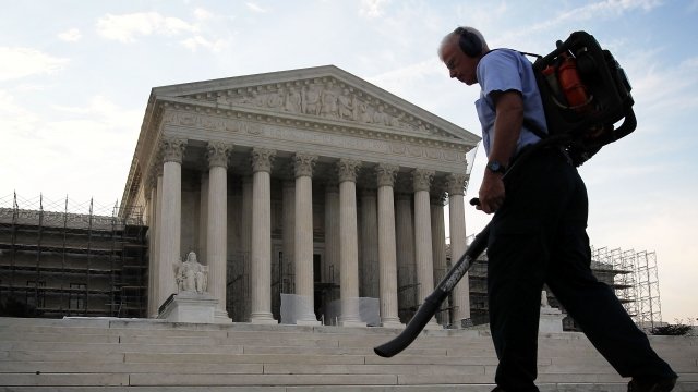 Federal employee works outside the Supreme Court