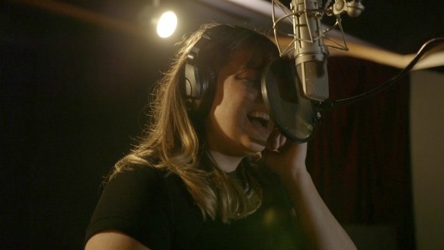 Danielle Juhre sings her new single "Nobody"