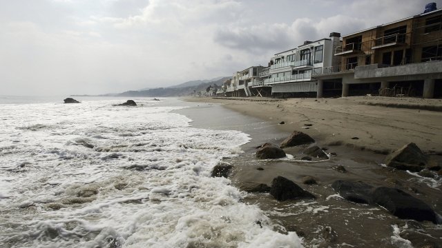 Houses lie along a beach in California